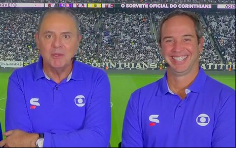 Luis Roberto tem expressão de choque, enquanto Caio Ribeiro dá risada na Globo