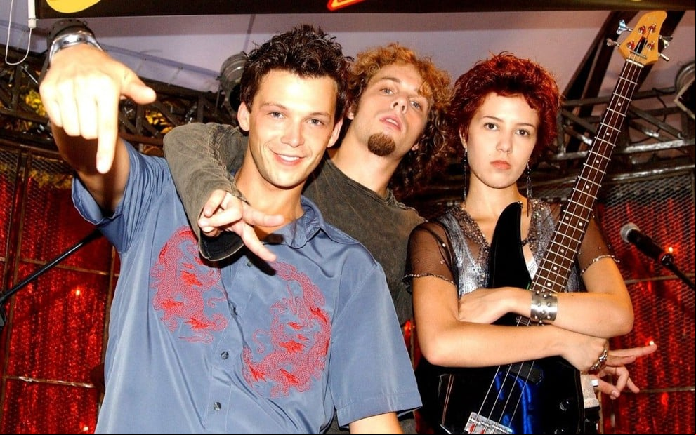 Os atores Guilherme Berenguer, João Velho e Marjorie Estiano na temporada de 2004 de Malhação, caracterizados como seus personagens, que formavam a Vagabanda