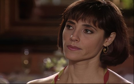 Christiane Torloni tem os cabelos castanhos na altura dos ombros e parece enfurecida em cena de Mulheres Apaixonadas