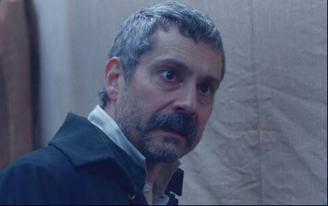 Tonico (Alexandre Nero) escuta conversa próximo à tenda em cena de Nos Tempos do Imperador