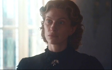 Elisa Lynch (Lana Rhodes) está vestida toda de preto em cena de Nos Tempos do Imperador