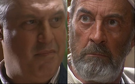 Antonio Fagundes dá um sorriso irônico em cena de O Rei do Gado; ele usa um terno branco e está sentado, com as pernas cruzadas