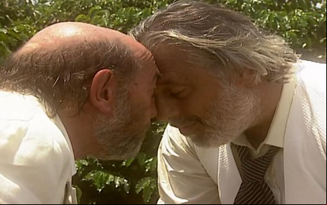 Raul Cortez e Antonio Fagundes tem as testas coladas em cena do último capítulo de O Rei do Gado