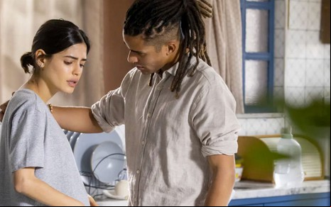 A atriz Julia Dalavia como Guta, grávida, ao lado de Lucas Leto, o Marcelo, em cena de Pantanal
