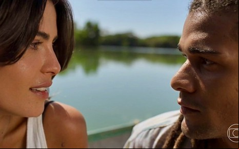 Os atores Julia Dalavia e Lucas Leto se encaram em cena na novela Pantanal