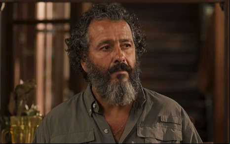 Marcos Palmeira, caracterizado como José Leôncio, tem a expressão contrariada em cena de Pantanal