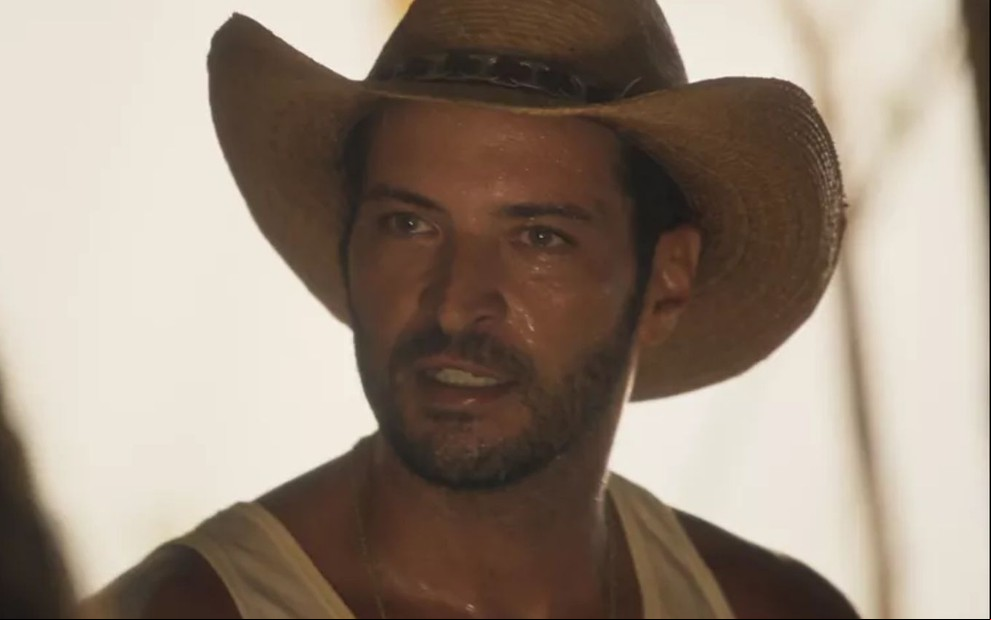 Levi (Leandro Lima) tem expressão de raiva em cena de Pantanal, novela das nove da Globo