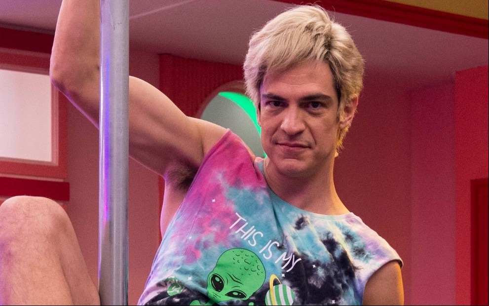 Mateus Solano dançando em pole dance, como Flávia/Guilherme em Quanto Mais Vida, Melhor!, novela das sete da Globo