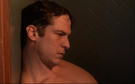 Guilherme (Mateus Solano) está caído em box de banheiro em cena de Quanto Mais Vida, Melhor!, novela das sete da Globo
