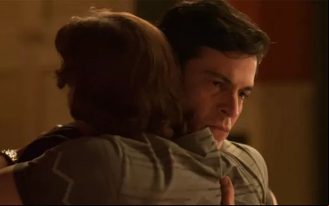Guilherme (Mateus Solano) abraça Neném (Vladimir Brichta) em cena de Quanto Mais Vida, Melhor!, novela das seis