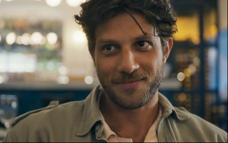 Chay Suede grava cena como Ari em Travessia