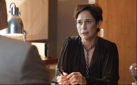 Rebeca (Andrea Beltrão) está sentada em consultório em cena de Um Lugar ao Sol