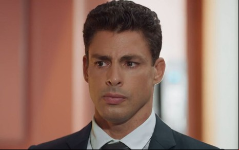 Cauã Reymond grava cena com expressão séria, como Christian em Um Lugar ao Sol, da Globo