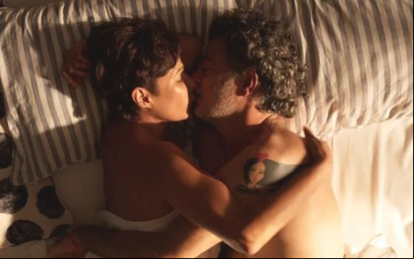 Andrea Beltrão e Eduardo Moscovis em cena de Um Lugar ao Sol: atores estão deitados na cama