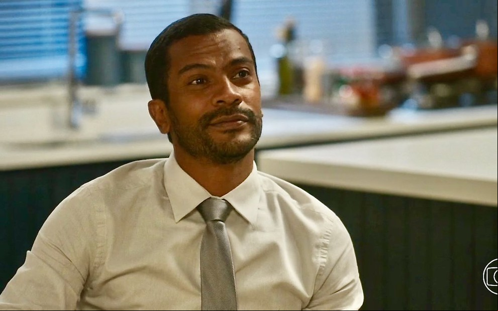 Samuel de Assis em cena da novela Vai na Fé, da Globo, como seu personagem, o advogado Benjamin
