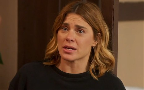 Lumiar (Carolina Dieckmann) com expressão sofrida em cena de Vai na Fé