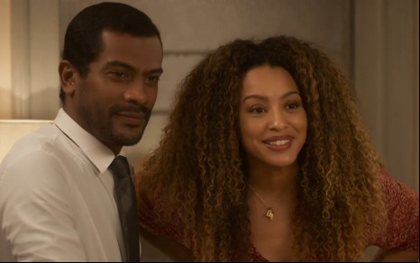 Samuel de Assis e Sheron Menezzes sorriem em cena de Vai na Fé