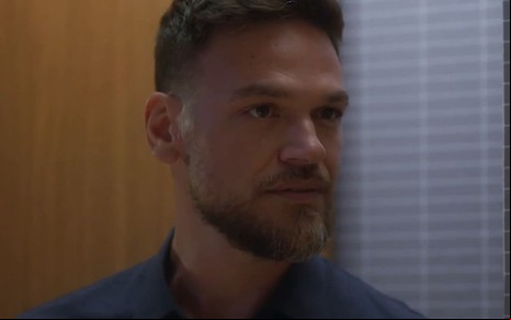 Emilio Dantas caracterizado como Theo em Vai na Fé; ele tem o semblante transtornado em cena da novela