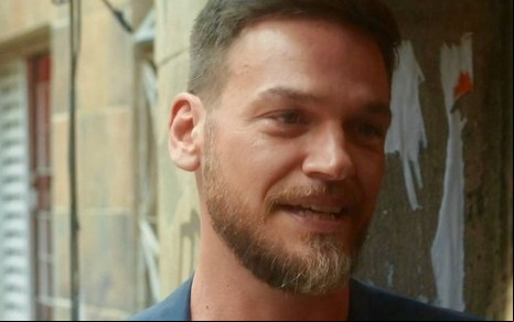 O ator Emilio Dantas está em close em cena da novela Vai na Fé como o vilão Theo
