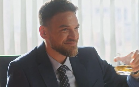 Emilio Dantas caracterizado como Theo em Vai na Fé; ele tem o semblante transtornado em cena da novela