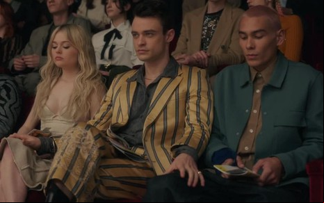 Imagem de Max (Thomas Doherty) colocando as mãos nas pernas de Audrey (Emily Alyn Lind) e Aki (Evan Mock) em Gossip Girl