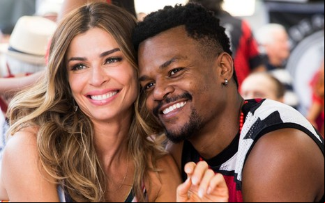 Grazi Massafera e David Junior sorridentes em foto da novela Bom Sucesso (2019)