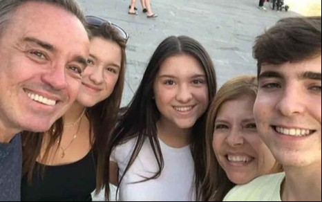 Gugu Liberato está ao lado dos filhos, Sofia, Maria e João Augusto Liberato, e da mãe deles, Rose Miriam Di Matteo