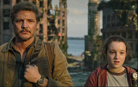 Imagem com Joel (Pedro Pascal) e Ellie (Bella Ramsey) durante cena de The Last os Us