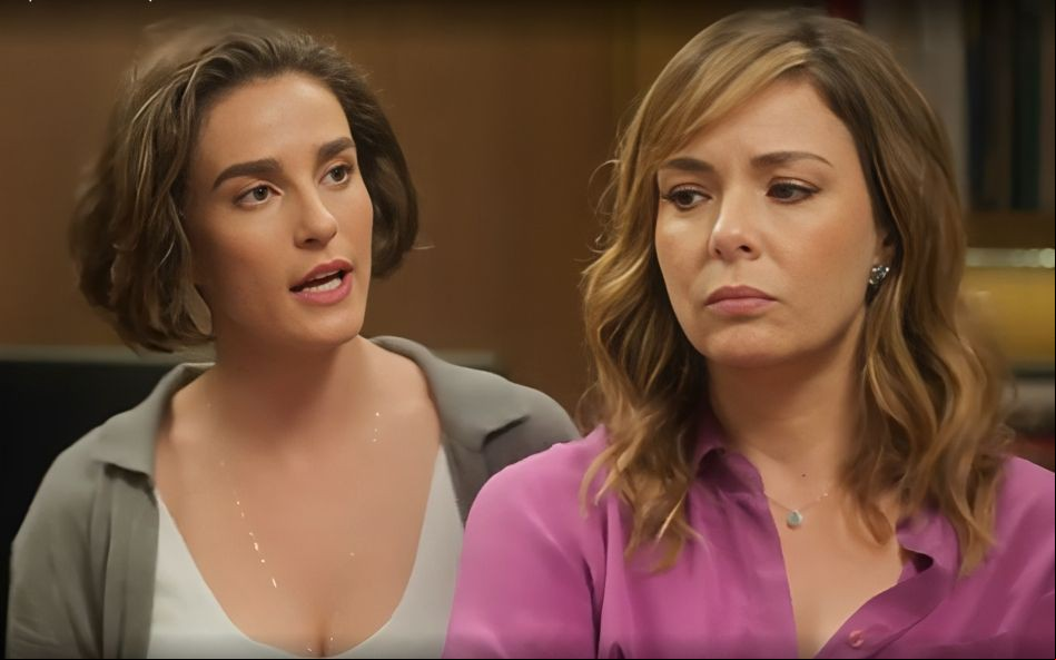 Em cena de Vai na Fé, Priscila Sztejnman está falando com Regiane Alves