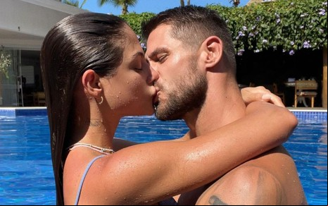 Mari Gonzalez e Jonas Sulzbach em foto publicada no Instagram: casal está na piscina e se beija