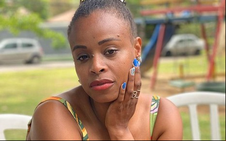 Roberta Rodrigues posa para foto no Instagram com a mão esquerda no queixo, apoiando a cabeça