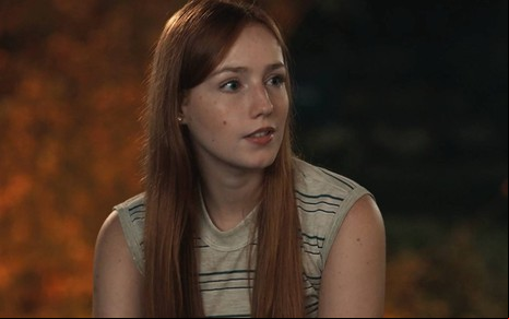 Atriz Malu Rodrigues olha para frente com cara de séria em cena de Pantanal, novela das nove da Globo