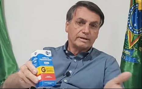 Jair Bolsonaro segura caixa de cloroquina