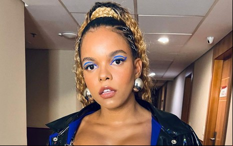 Jeniffer Nascimento com expressão séria e cabelo preso em rabo de cavalo