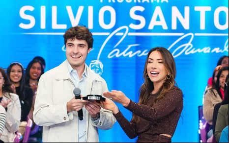João Augusto Liberato e Patricia Abravanel no palco do Programa Silvio Santos