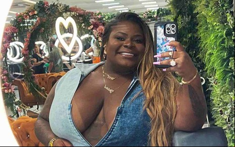 Jojo Todynho sorri em frente a espelho