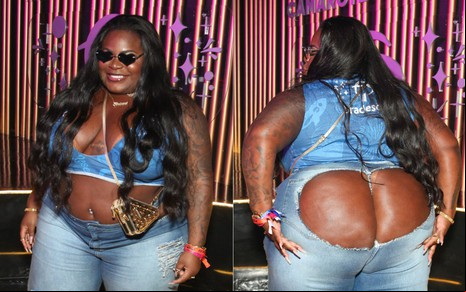 Montagem com foto de Jojo de mega hair, óculos pretos em formato de coração e calça jeans rasgada no bumbum