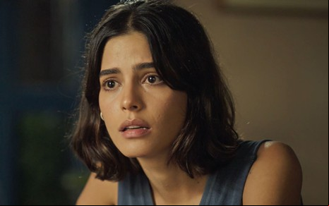 Julia Dalavia com expressão de choque em cena como Guta na novela Pantanal
