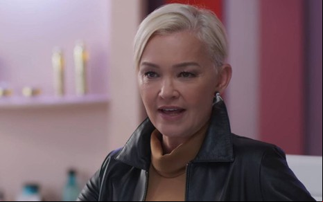 Atriz Julia Lemmertz olha para frente e abre a boca em cena de Quanto Mais Vida, Melhor