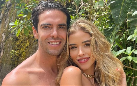 Kaká e Carol Dias Leite estão abraçados em foto tirada na praia