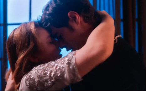 Isadora (Larissa Manoela) está com a testa colada na de Davi/Rafael (Rafael Vitti) em cena da novela Além da Ilusão