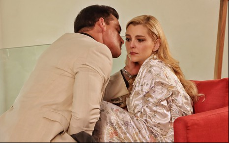Marjorie de Sousa chora enquanto tem seu rosto tocado por Cristián de la Fuente, em cena de Amores que Enganam