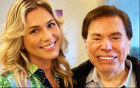 Imagem de Lívia Andrade e Silvio Santos sorridentes