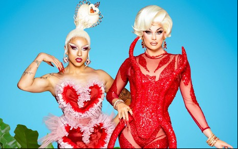 As drag queens Lolita Banana e Valentina, de vermelho com perucas loiras, no promo de Drag Race México