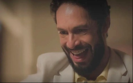 O ator Rainer Cadete sorrindo em cena de Terra e Paixão