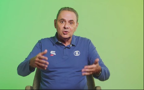 Luís Roberto com uma blusa azul em uma transmissão do Brasileirão