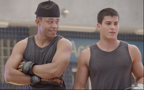 Mussunzinho e Arthur Aguiar usam regata em cena de Malhação Sonhos; eles estão com luvas de boxe
