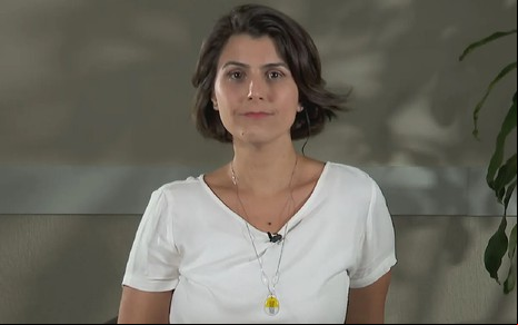 Manuela D'Ávila com camisa branca na CNN Brasil