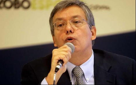 Marcelo Campos Pinto com um microfone na mão e falando em um congresso
