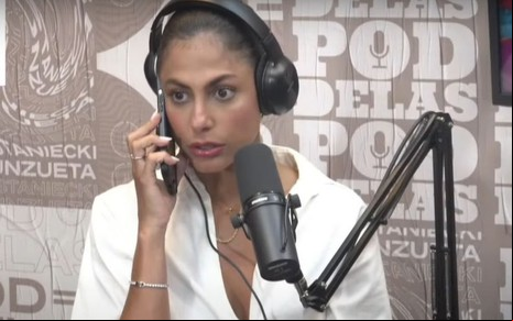Mari Gonzalez com cara de espanto enquanto fala no celular